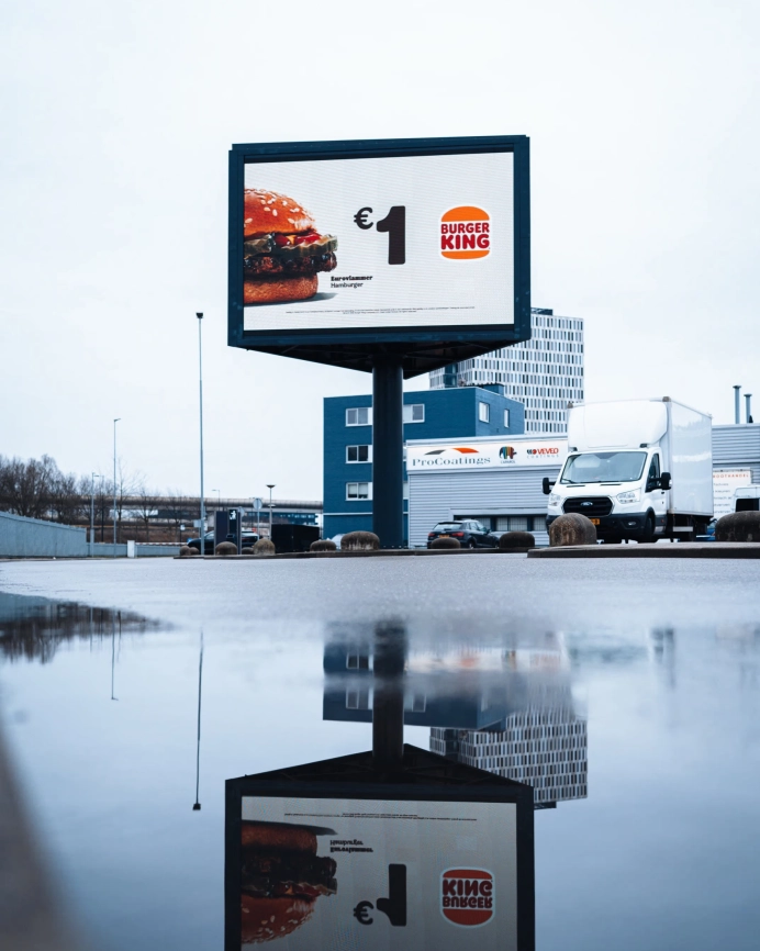 HOOQD scherm op een parkeerplaats