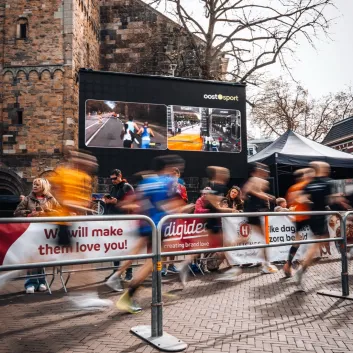 HOOQD scherm bij een marathon evenement