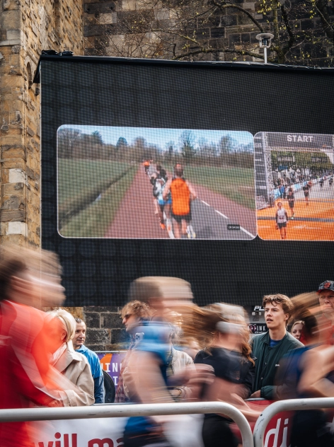 HOOQD scherm bij marathon Enschede
