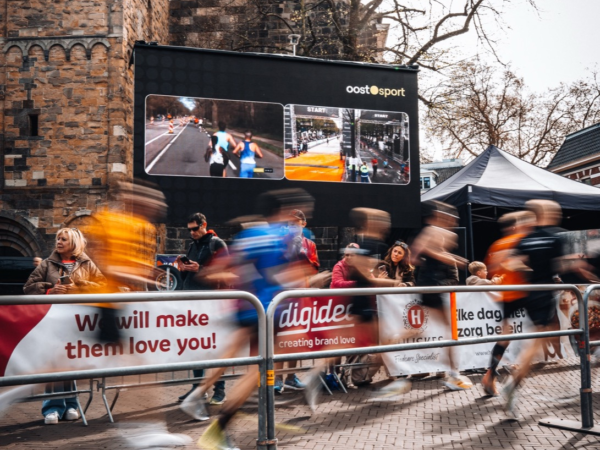 HOOQD scherm bij een marathon evenement