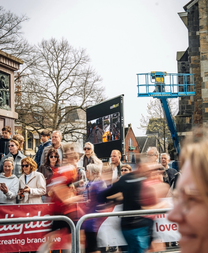 Digitaal led scherm bij een marathonevent