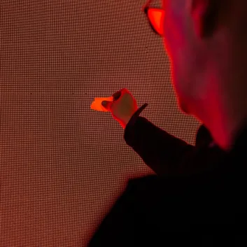 Testbeeld met rode kleuren op een LED-scherm om te controleren op dode of haperende pixels