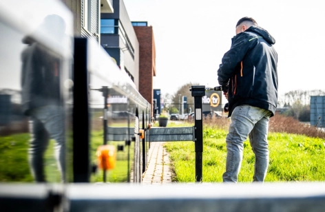 Een monteur controleert een outdoor LED scherm langs de weg