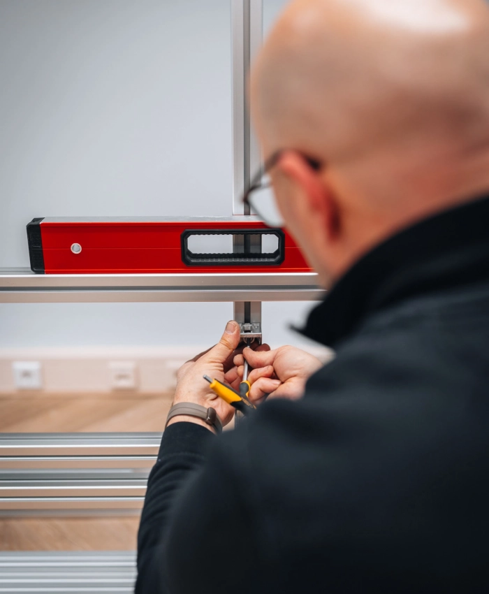 HOOQD technicus installeert een LED oplossing