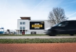 LED scherm outdoor bij HelloTV langs een grote weg - HOOQD