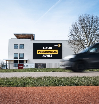 LED scherm outdoor bij HelloTV langs een grote weg - HOOQD