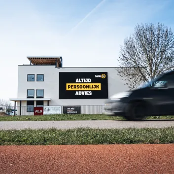 LED scherm outdoor bij HelloTV langs een grote weg - HOOQD