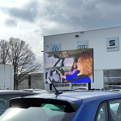 Pon Barneveld outdoor LED scherm van HOOQD