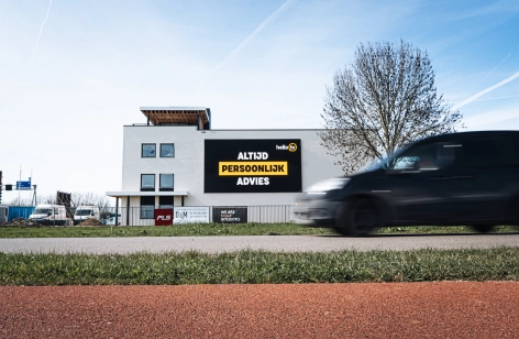 LED scherm outdoor bij HelloTV langs een grote weg - HOOQD