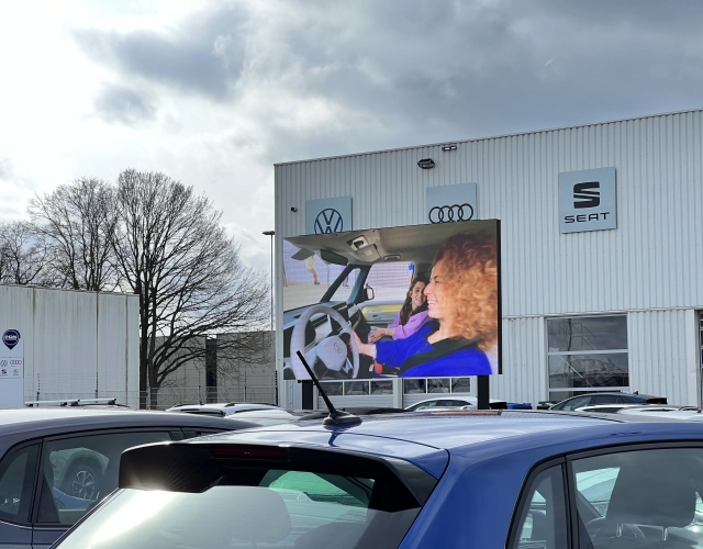 Pon Barneveld outdoor LED scherm van HOOQD