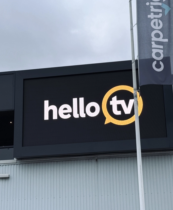 Outdoor LED scherm op de gevel bij Hellotv in Utrecht - HOOQD