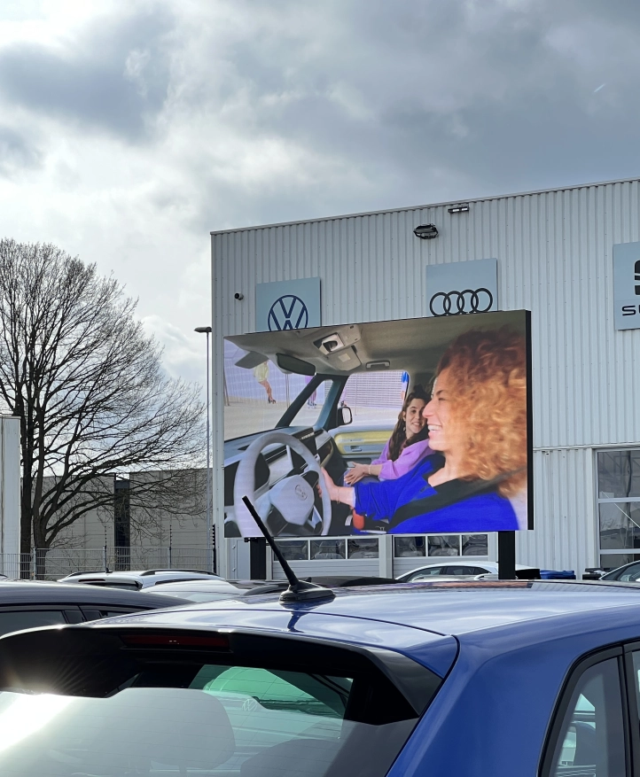 Pon Barneveld outdoor LED scherm van HOOQD