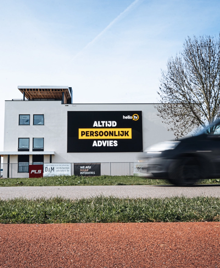 LED scherm outdoor bij HelloTV langs een grote weg - HOOQD