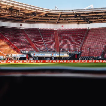 Lange rij naadloze LED boarding voor maximale zichtbaarheid langs het sportveld