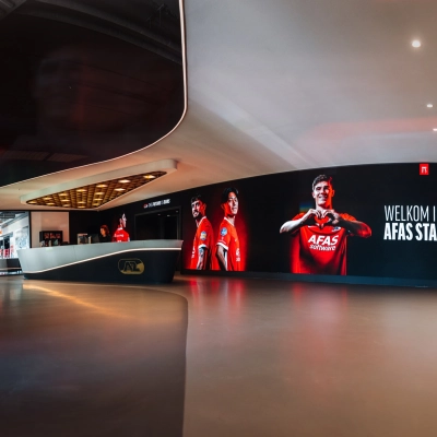 Dynamische informatieschermen voor wayfinding en acties in de catacomben van het stadion