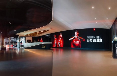Dynamische informatieschermen voor wayfinding en acties in de catacomben van het stadion