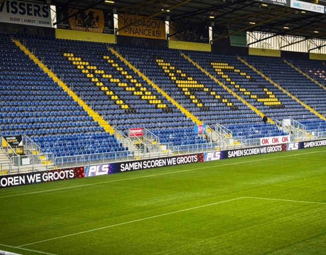 Lange rij naadloze LED boarding voor maximale zichtbaarheid bij NAC stadion