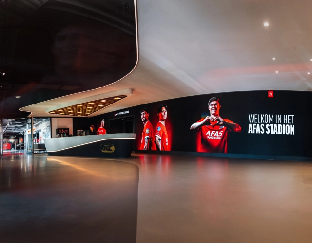 Dynamische informatieschermen voor wayfinding en acties in de catacomben van het stadion