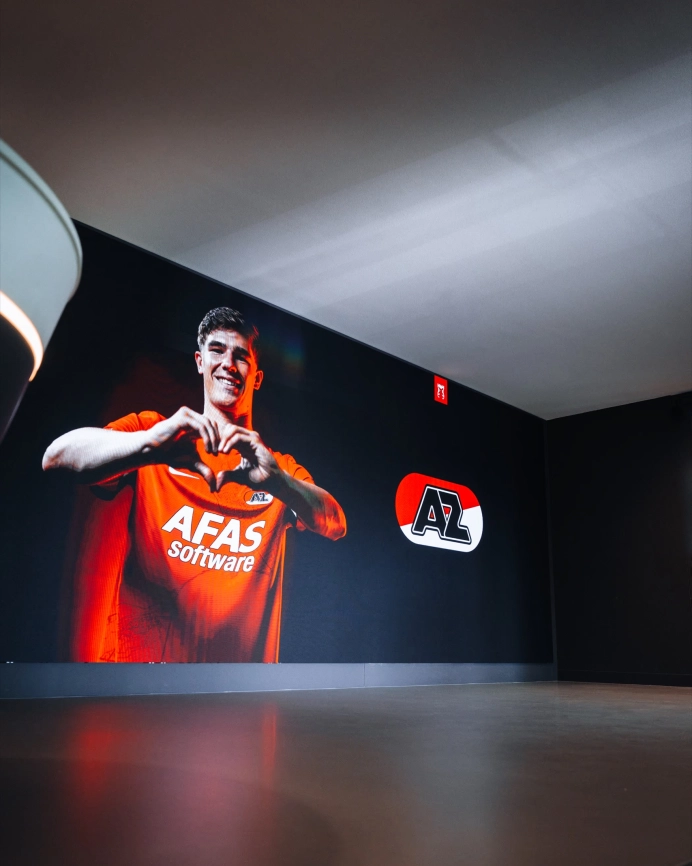 Overzichtsfoto van het AFAS stadion met naadloze digitale schermen van HOOQD
