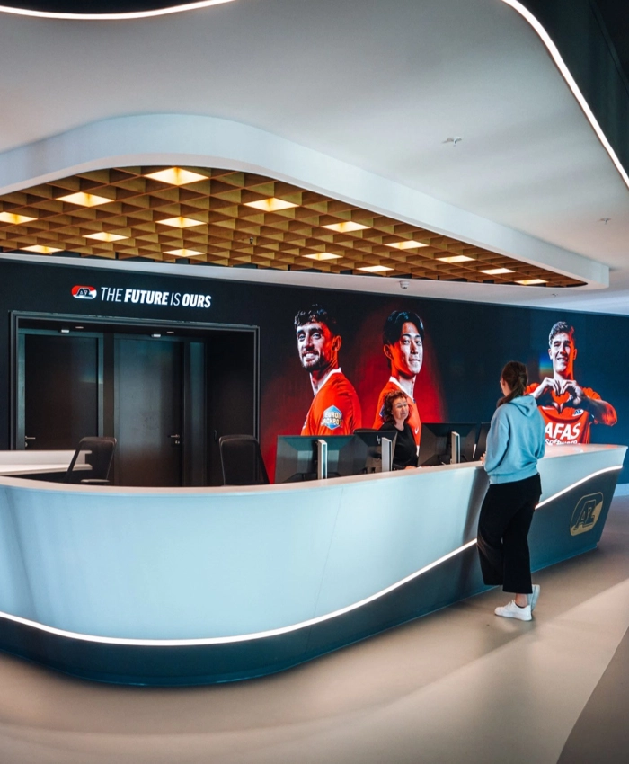 Digitale schermen in het AFAS stadion trekken de aandacht