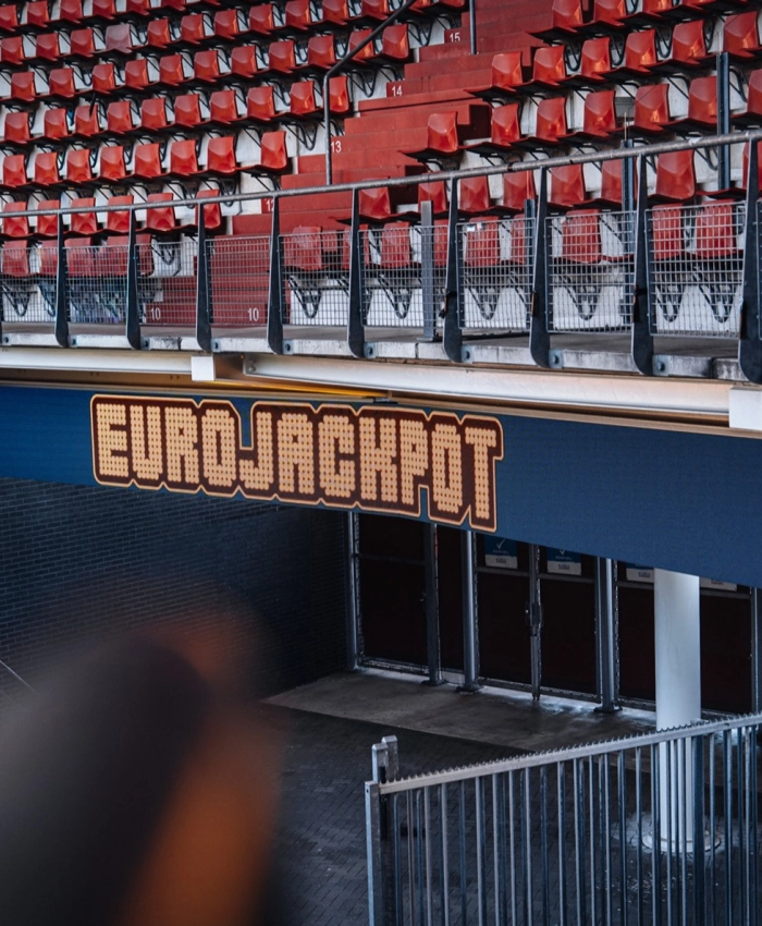 Commerciële uitingen op het mainstage scherm in het stadion van AZ