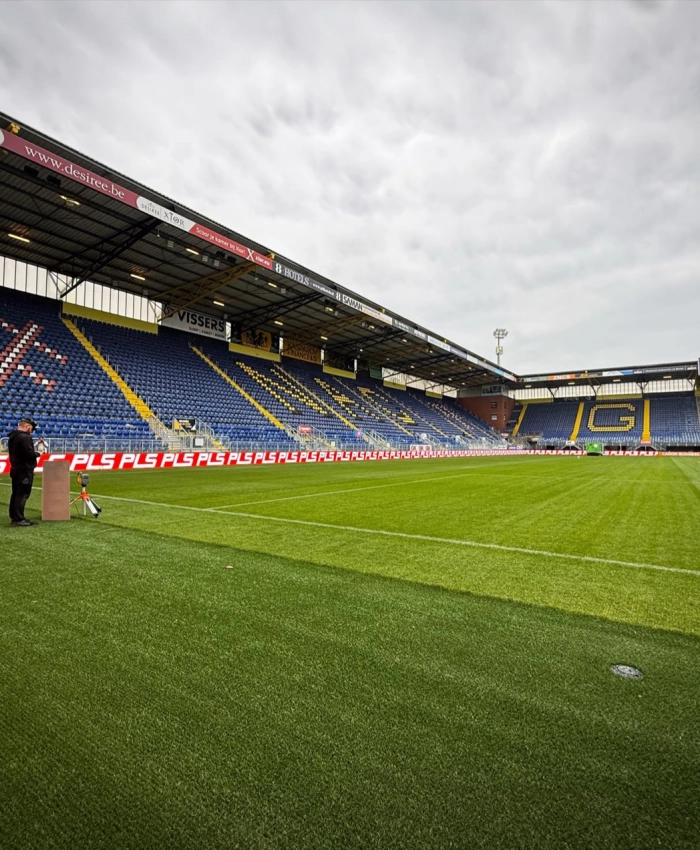 Helder verlichte LED boarding langs het veld tijdens een wedstrijd van AZ