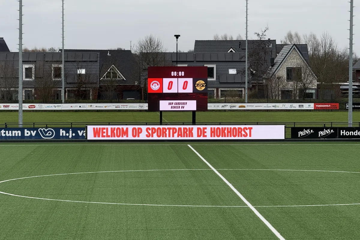 Helder outdoor LED scherm langs het hoofdveld voor maximale sponsorzichtbaarheid bij sportclubs
