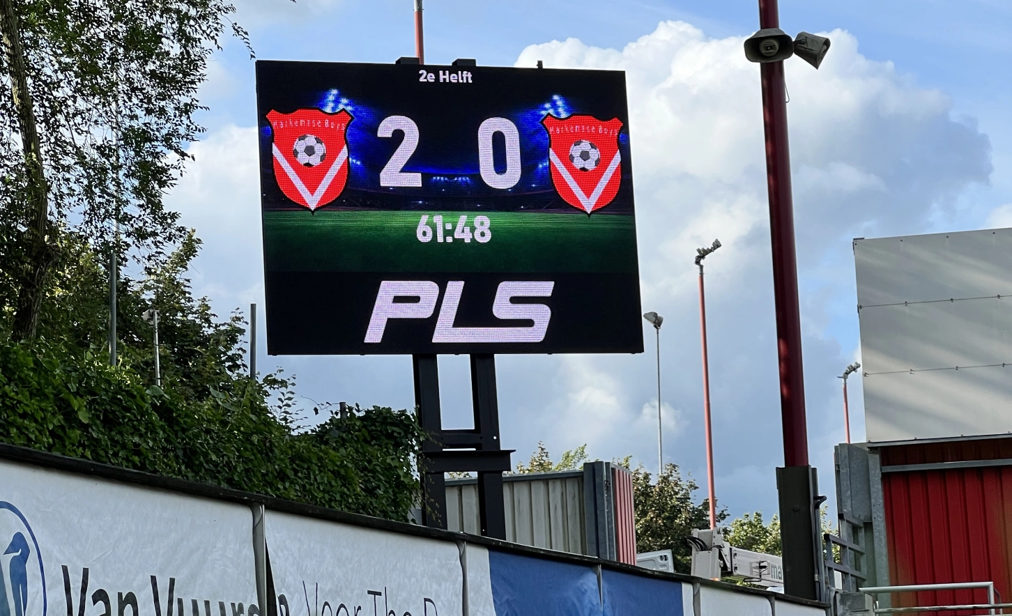 LED scorebord bij voetbalclub Harkemase Boys