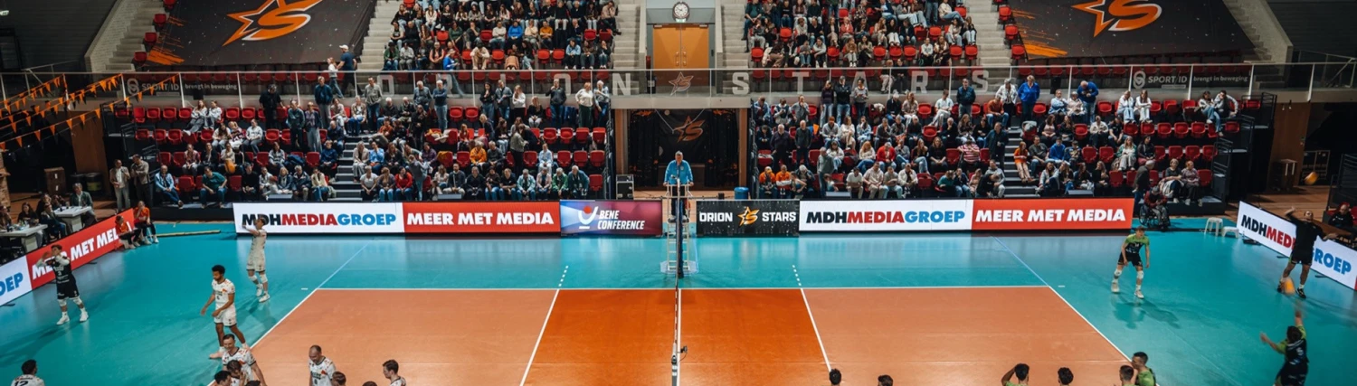 Multifunctioneel indoor LED scherm in de sporthal voor actuele tussenstanden en videocontent