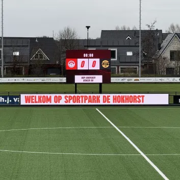 Helder outdoor LED scherm langs het hoofdveld voor maximale sponsorzichtbaarheid bij sportclubs