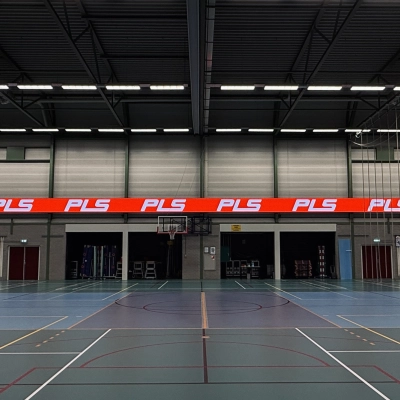 Dynamische indoor LED boarding strak langs het veld tijdens een wedstrijd van Limax volleybal Tigers