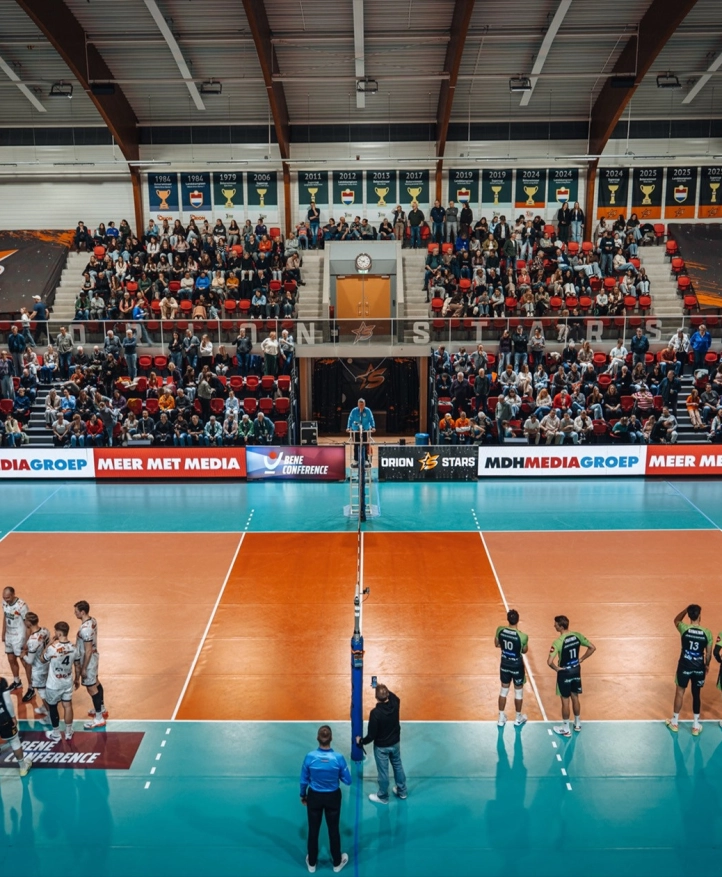Multifunctioneel indoor LED scherm in de sporthal voor actuele tussenstanden en videocontent