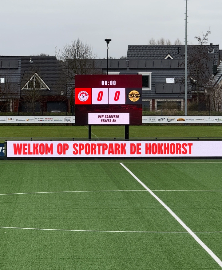VV Renswoude met een LED scorebord op het hoofdveld