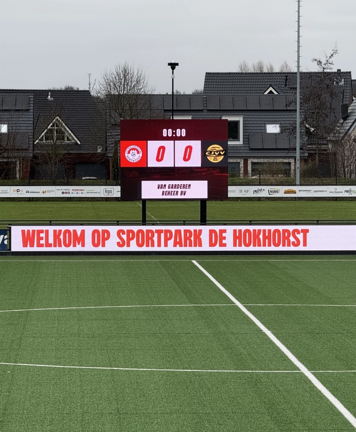 Helder outdoor LED scherm langs het hoofdveld voor maximale sponsorzichtbaarheid bij sportclubs