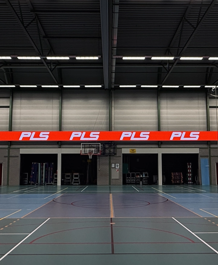 Dynamische indoor LED boarding strak langs het veld tijdens een wedstrijd van Limax volleybal Tigers