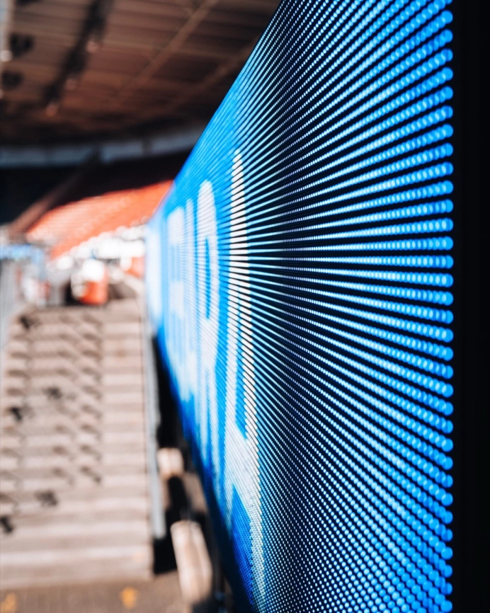 Installatie van high-end LED-boarding in het AFAS stadion voor maximale sponsorwaarde