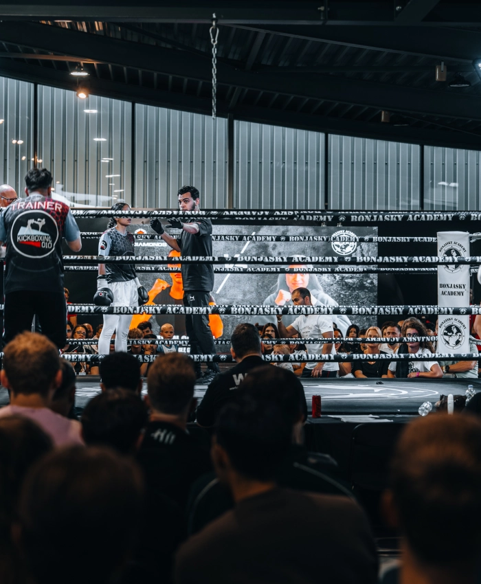 HOOQD Bonjasky - Boxring met LED schermen op de achtergrond