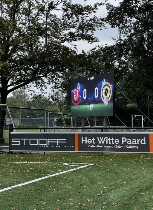 Een scorebord dat de wedstrijd versterkt